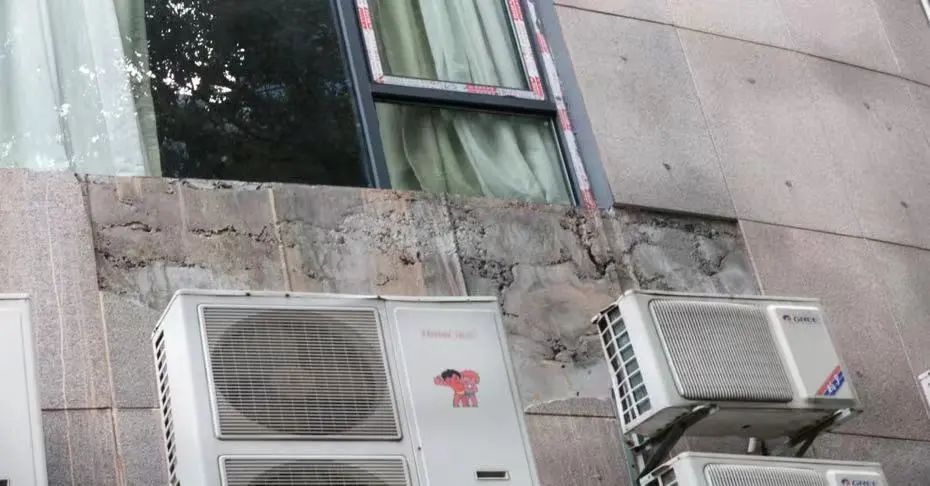 安全帽|“丰巢柜上掉瓷砖,取个快递还要戴安全帽!”