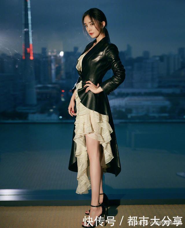 小白鞋过时了,今年流行这些鞋,不闷不勒,特适合“脚大”的女人