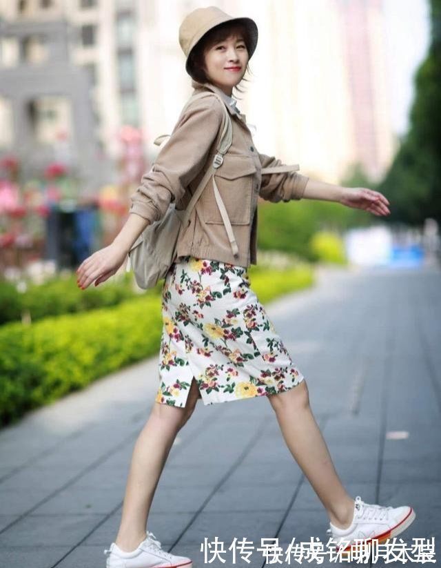 针织衫|50多岁的她，穿衣打扮时尚减龄像个小女生，看不出真实的年龄