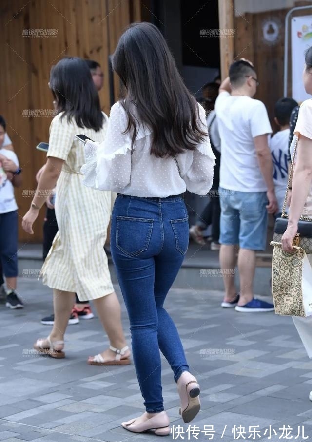 洋气|白色印花或浅蓝色的组合非常少女心，显瘦又洋气，通勤感十足