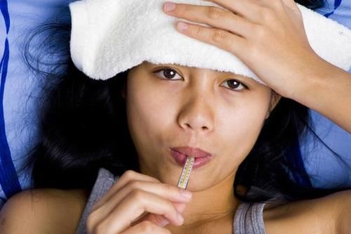 小便|小便颜色发黄，异味还重，要高度警惕，多半与这7个因素有关