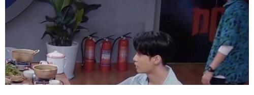 鼓励式教育|张艺兴的辣椒炒肉呛哭众人，边炒菜边说师父黄磊是鼓励式教育