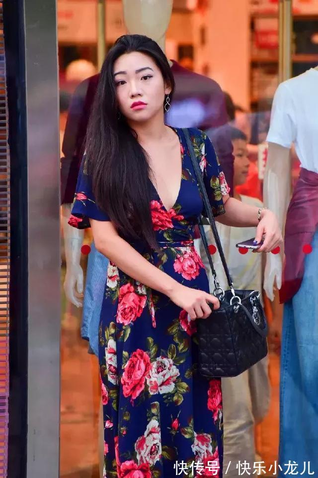 蝴蝶结 吊带连衣裙,上半身胸前带有一个蝴蝶结的修饰,清新又时尚