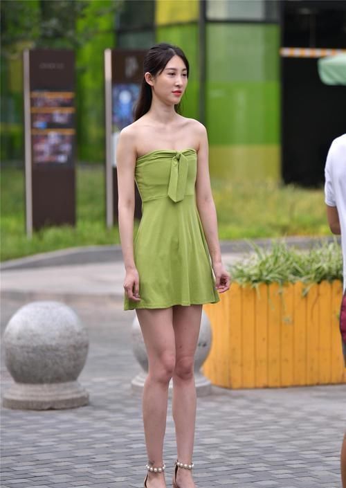 好身材|街拍:芥末绿的抹胸连衣短裙,还真需要好身材才会搭配出精致感觉