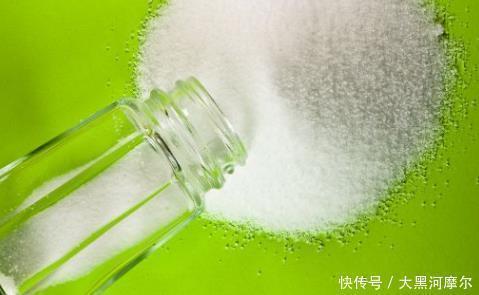 泡脚的时候放点此物，赶走身体里“湿气”小肚子没了，睡觉香了