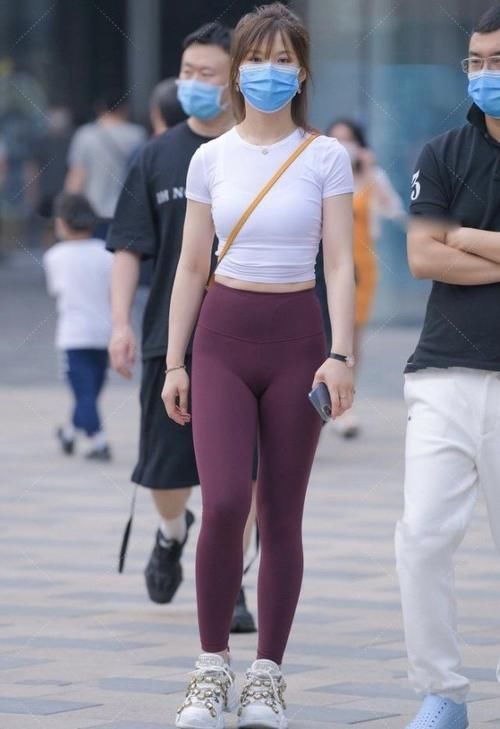 小姐姐 紧身上衣,搭配红色瑜伽裤的运动风穿搭,突显身材!