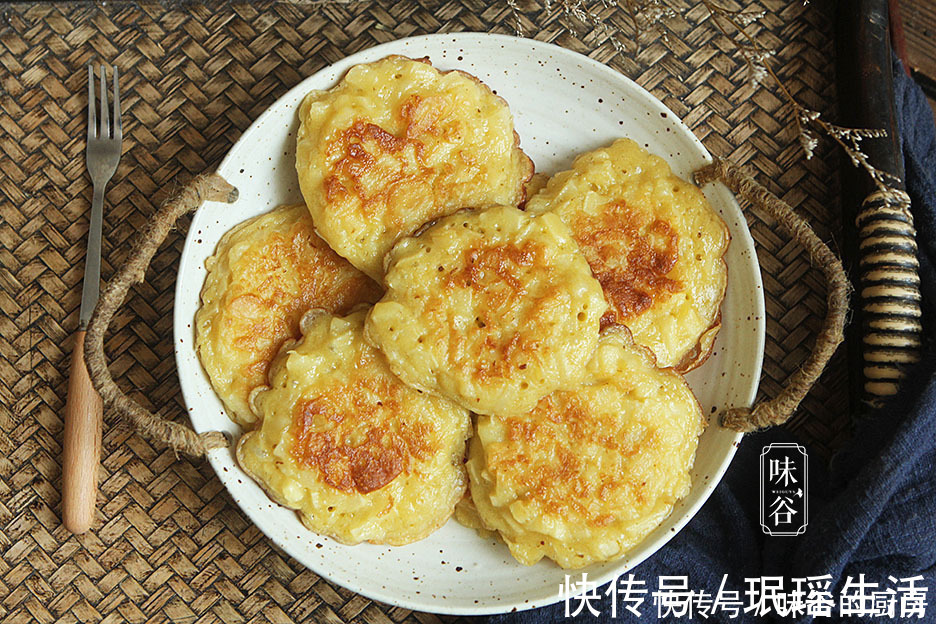 苹果丁|天冷,这水果加4个鸡蛋做早餐饼,软糯香甜有营养,一次4个不够吃