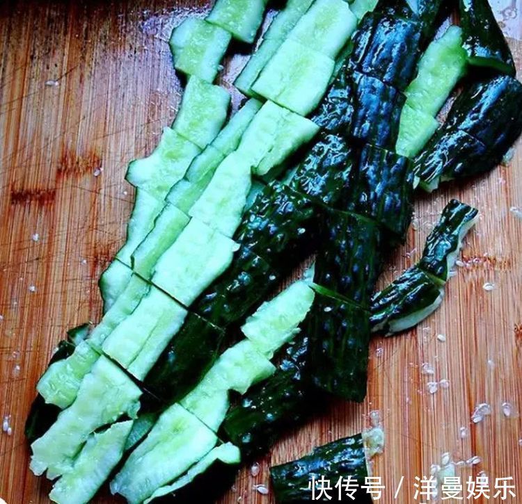 凉拌黄瓜先放盐还是后放盐？大多数人都做错了，怪不得口感不爽脆