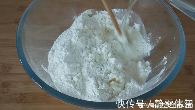 葱花饼这样做太香了,多加1种食材,外酥里软,凉了也不硬,解馋