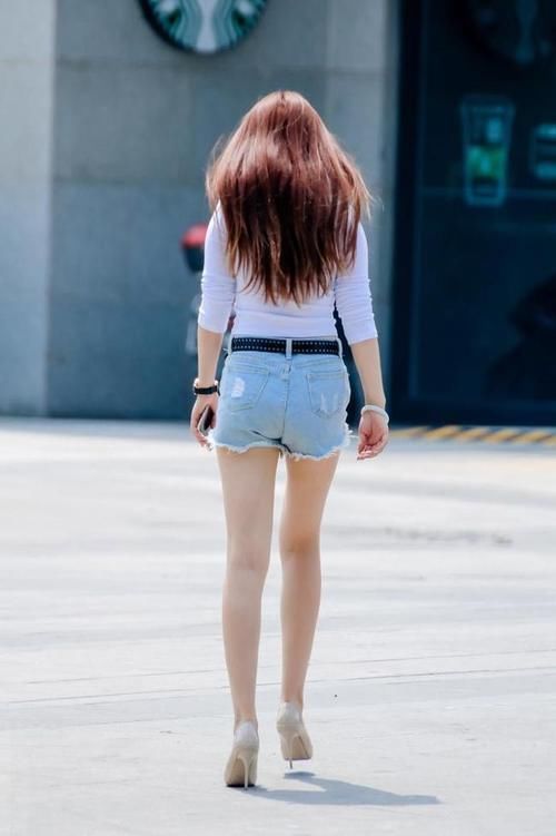 风景线 穿牛仔裤的性感女神,一改之前的性感,变成甜美可爱的少女风格