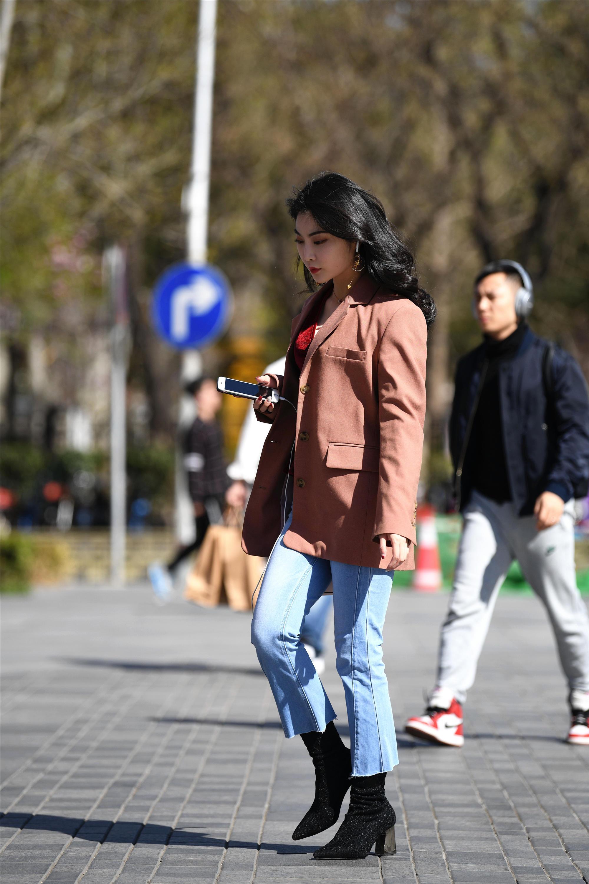 西装|街拍美女一件藕荷色的西装,有一点风衣的味道,混搭风的感觉!