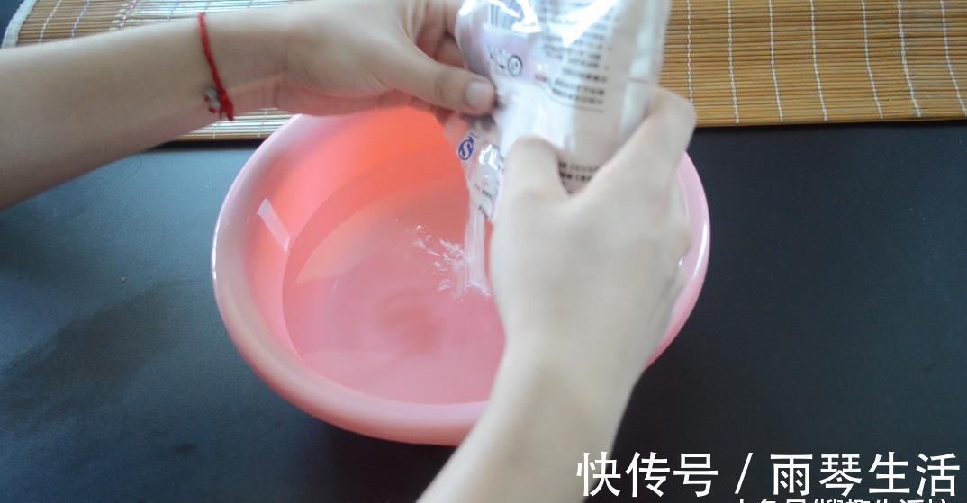 冲洗|凉席脏了别再用水冲洗了, 教你5分钟清洗凉席, 洗的干净还能除螨