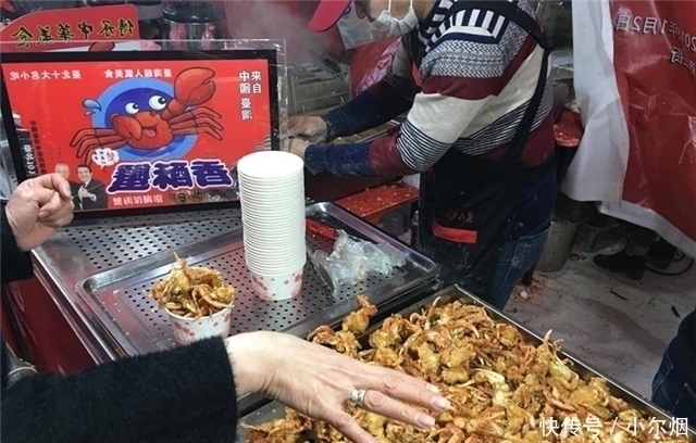  父子街头卖“特色”小吃，15元一份遭哄抢，食客怎么吃都不够
