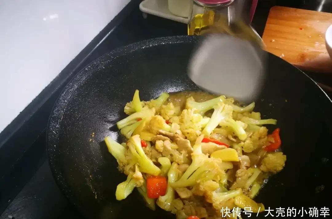 炒花菜有人焯水,有人直接下锅炒,都做错了,看饭店大厨怎么做的