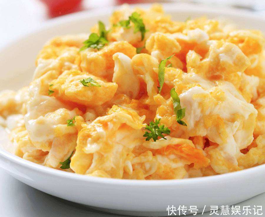 炒鸡蛋直接下锅 炒出来的鸡蛋是有腥味 加这步骤炒出来的鸡蛋软嫩