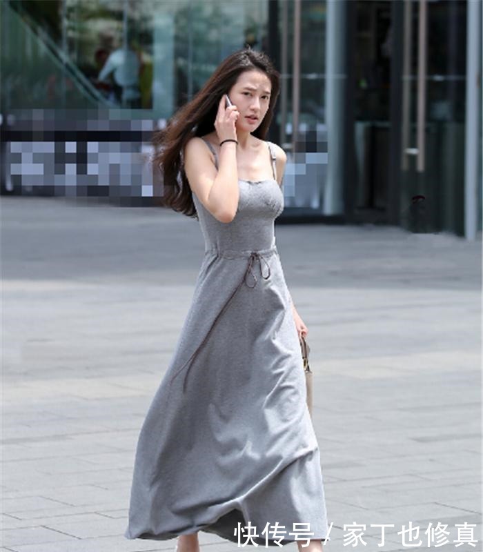  走路|穿上灰色连衣裙的街头美女，边打电话边走路的样子真的很美！
