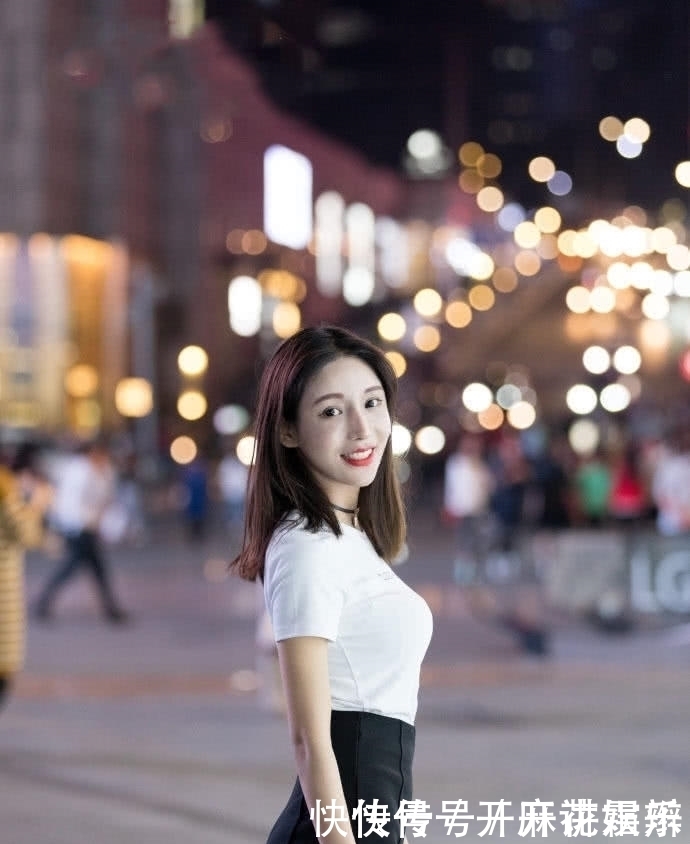 街拍:玉面淡拂的美丽小姐姐,美丽性感,低调大气简约时尚!