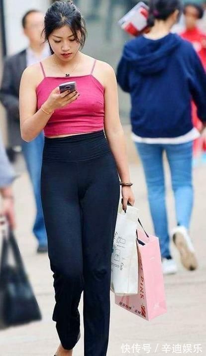 时尚|街拍:柔情绰态的美女,一件白色短袖配黑色皮裤,时尚活力气质