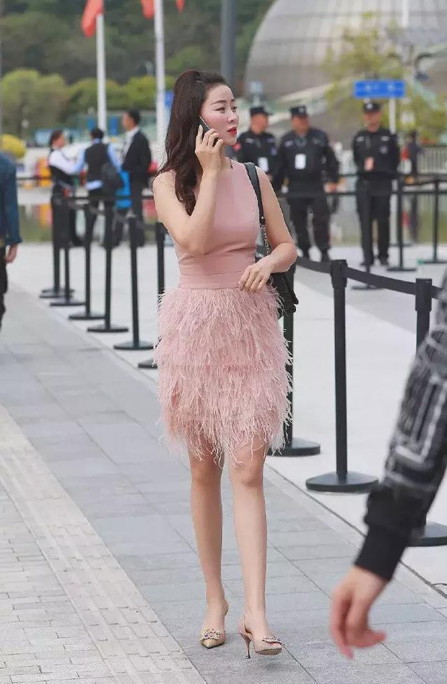 裙摆 修身的白色t恤裙,简约款式加上纯净颜色,看上去青春靓丽