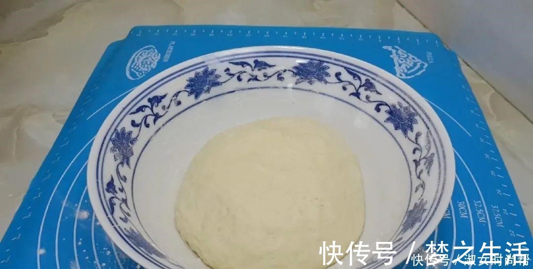 我家烙饼就爱这样做,擀杖卷一卷,张张柔软又劲道,比鸡蛋饼还香