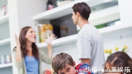 吵架|4岁女孩在幼儿园住了3天没人来接,打开孩子书包后,老师红了眼眶