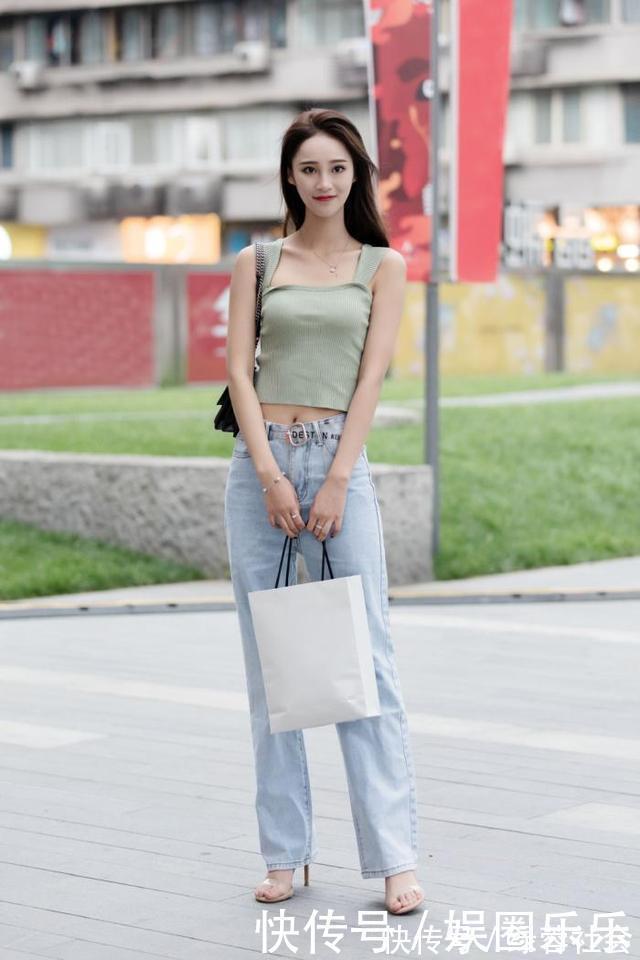 牛仔裤|牛仔裤穿搭要休闲个性一些,才能展现青春的风貌,提升造型新鲜感