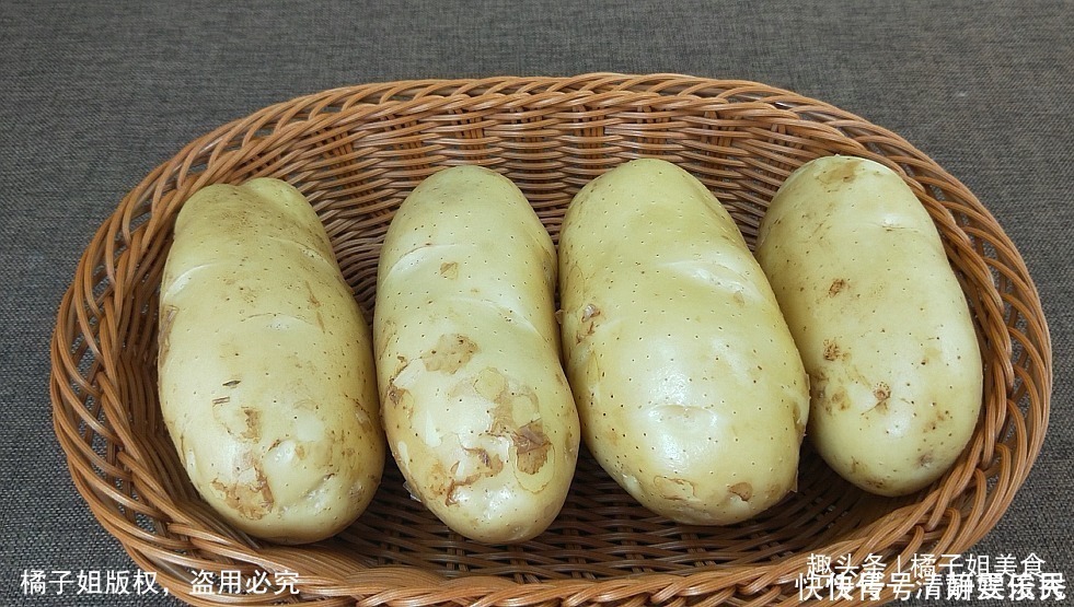 土豆我家从来不炒,教你秘制新做法,一次做4个,香辣筋道超好吃