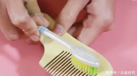 把牙膏涂抹在梳子上太实用了,我知道后告诉了身边的人