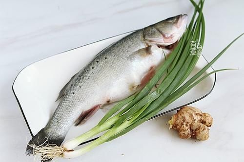 正确|清蒸鱼，放盐和生抽都不对！厨师：教你正确做法，鱼肉鲜嫩无腥味