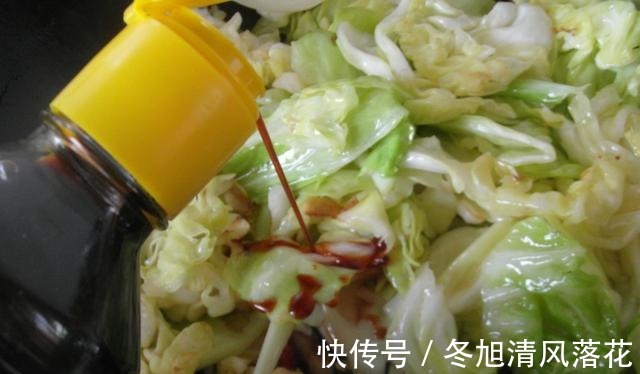 水晶球|清新爽口,干香脆嫩的手撕包菜,学会之后,家里又多一样好菜!