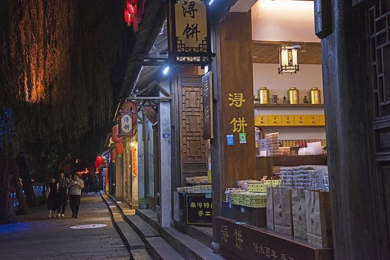 湖丝PK茅台，同拿巴拿马金奖，一个成牛股，一个村民盼搬迁