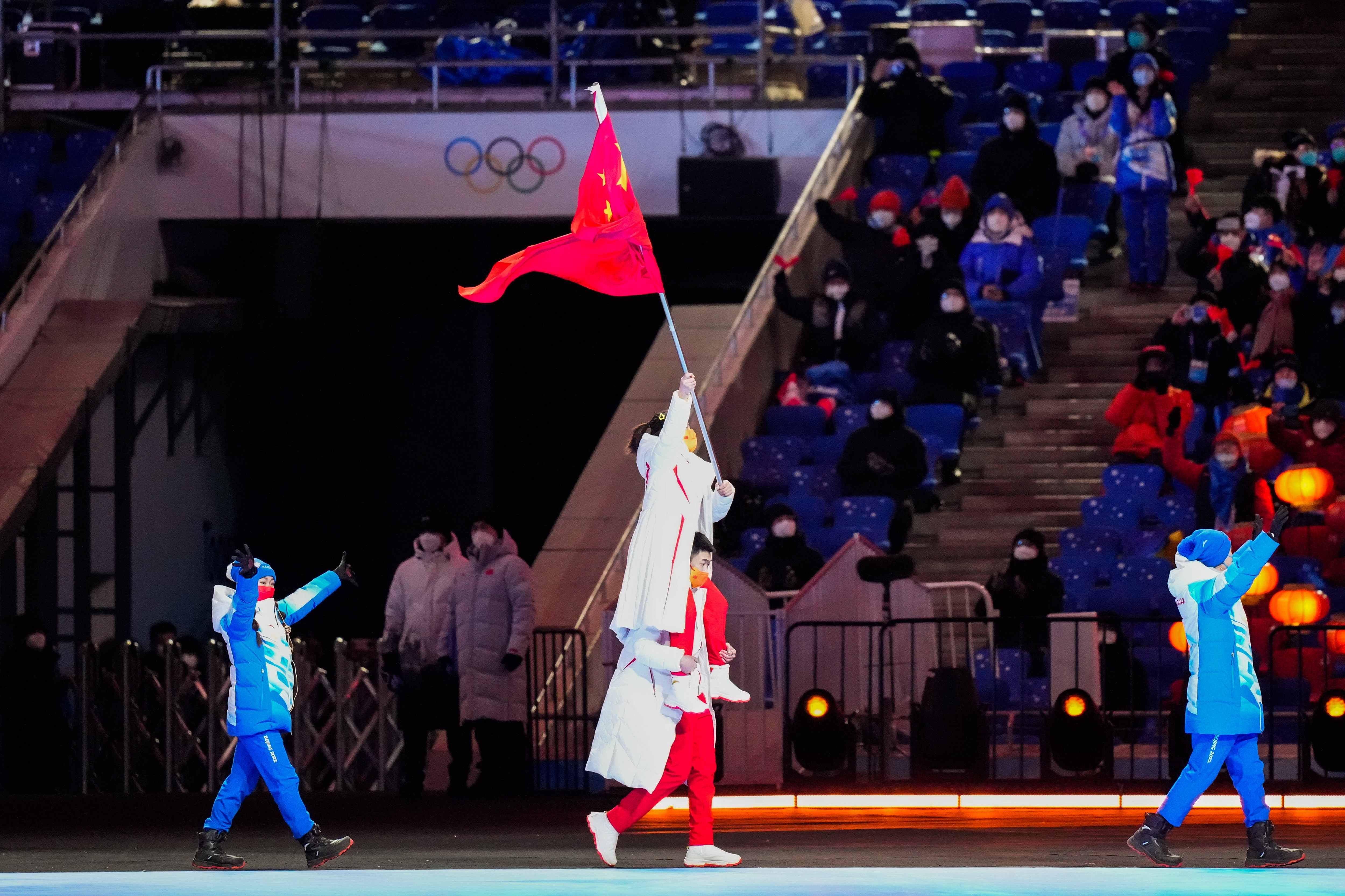 北京冬奥会|冬奥闭幕式高亭宇扛着徐梦桃进场，网友：“中国的国旗是最高的”