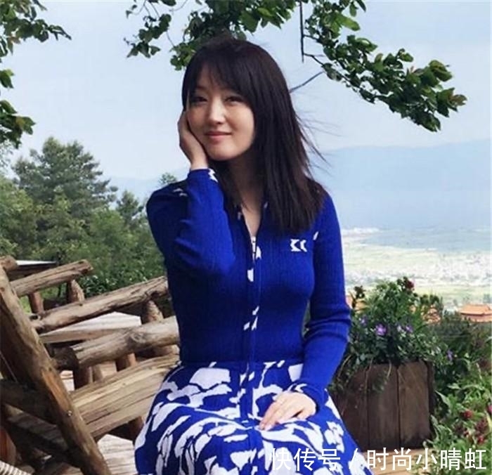 中长发 50岁左右的女人，发型不要留羊毛卷和黑长直，这些更洋气