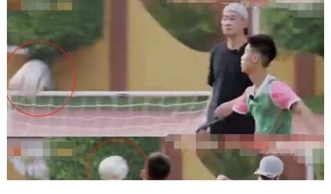 陈小春踢足球两次被砸到 痛到表情失控 自嘲年纪大
