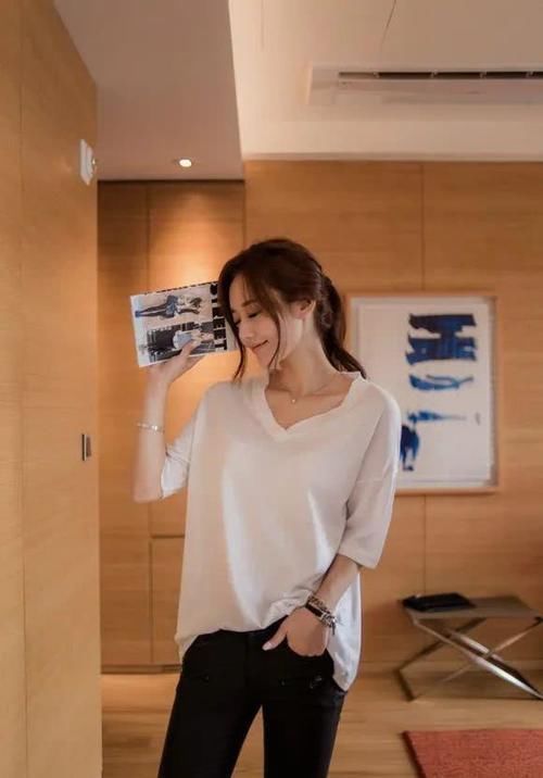 曲线|美女穿搭:光丝纯白中袖上衣,曲线身材挡不住,慢慢欣赏