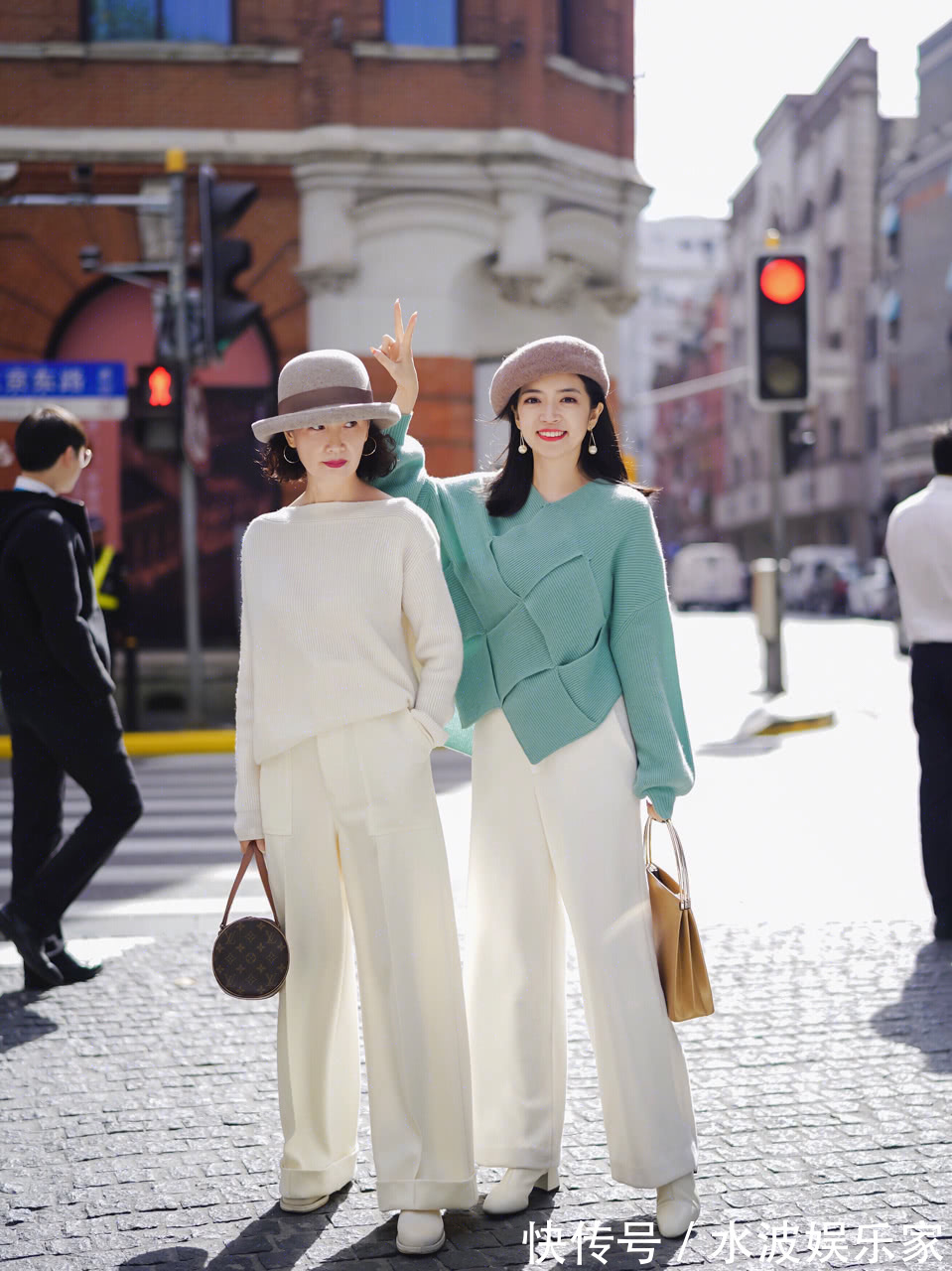 中长裙 女人尽量不要高跟鞋配大衣,现在流行这样穿,有种别样的美