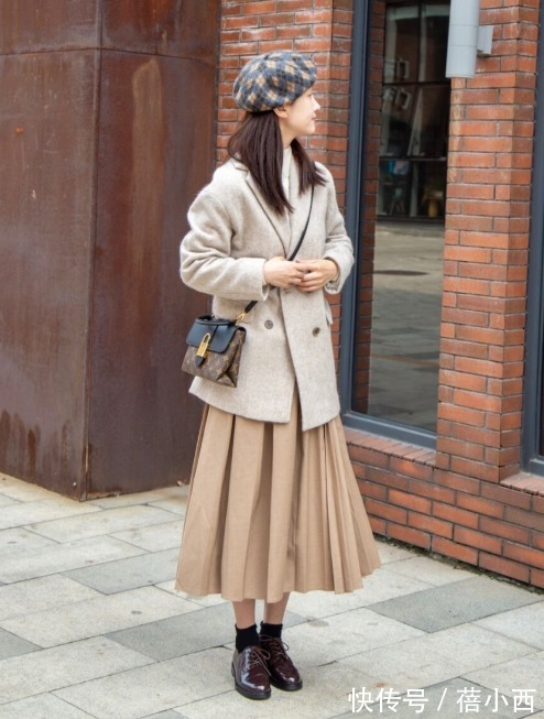 博主 春天穿“百褶裙”最优雅!建议多搭配针织衫,西装外套时髦又高级