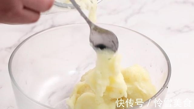 土豆饼|极简版土豆饼做法，面粉土豆加个蛋，煎一煎就出锅