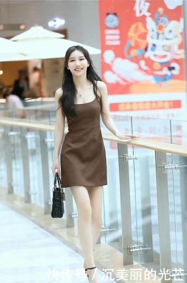 高级感|不要在穿短裤了，看看小姐姐的咖啡色吊带短裙，高级感十足