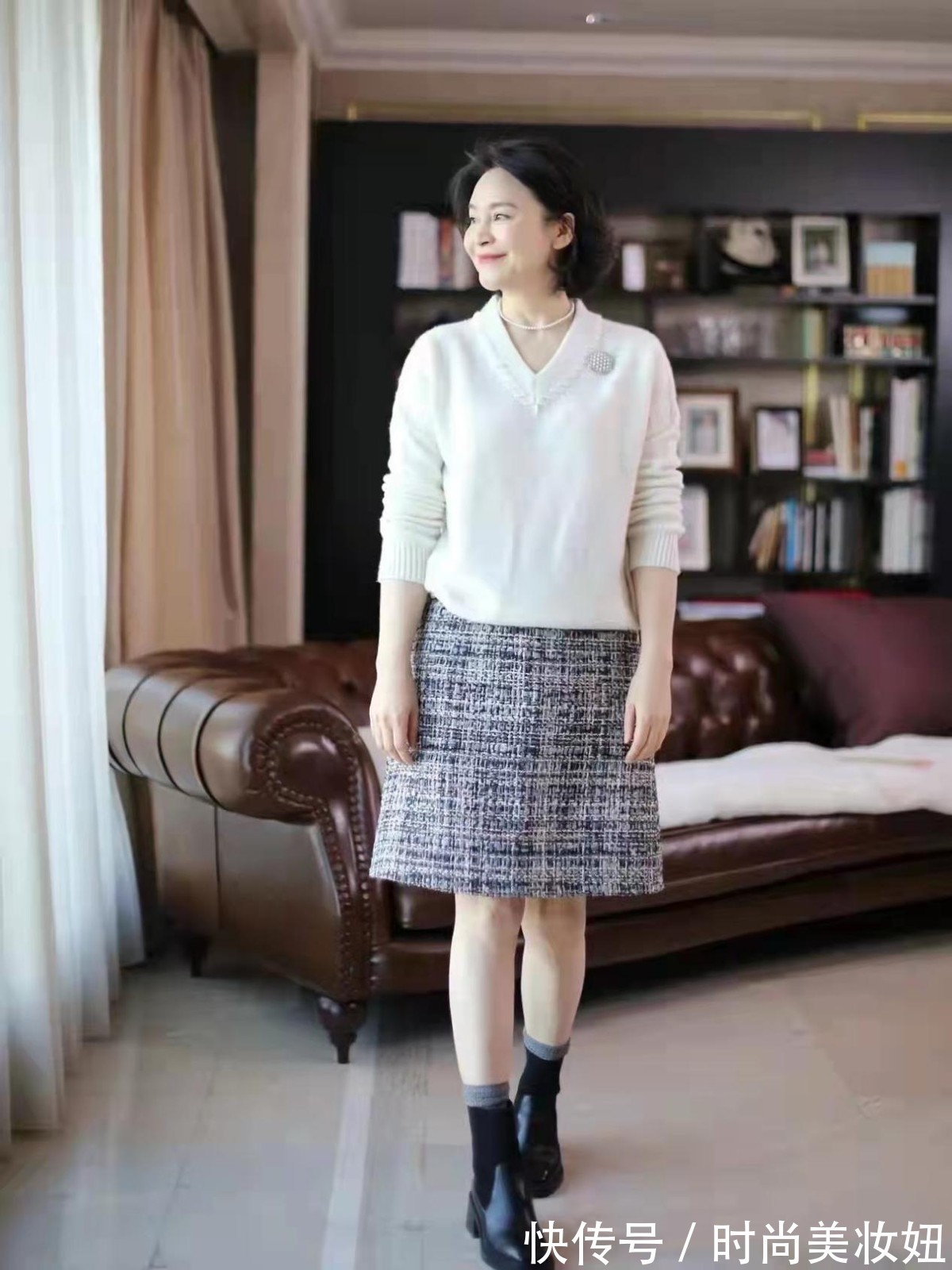 选用 建议50岁的女人多穿“针织衫”,搭配裤子、裙子,都优雅大方