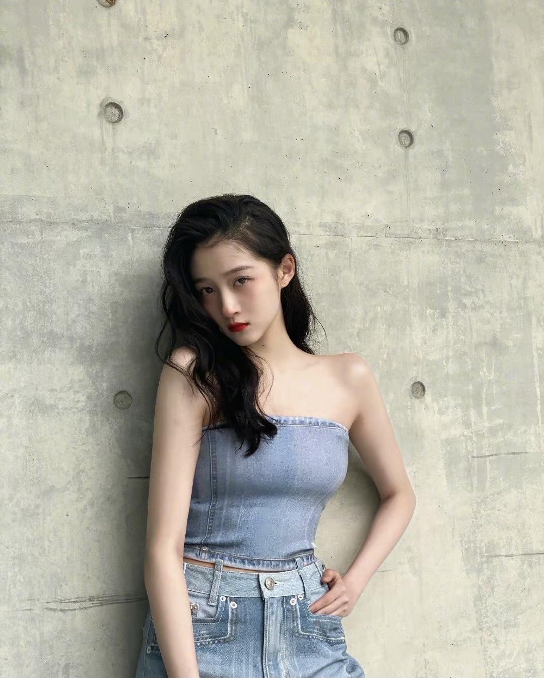 何超莲的长腿真长脸,穿牛仔衬衫配紧身牛仔裤高挑纤瘦,青春活力