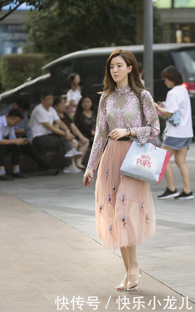 等待一秒钟入夏茫茫裙海之中的这条裙子,让你性感又显腿长