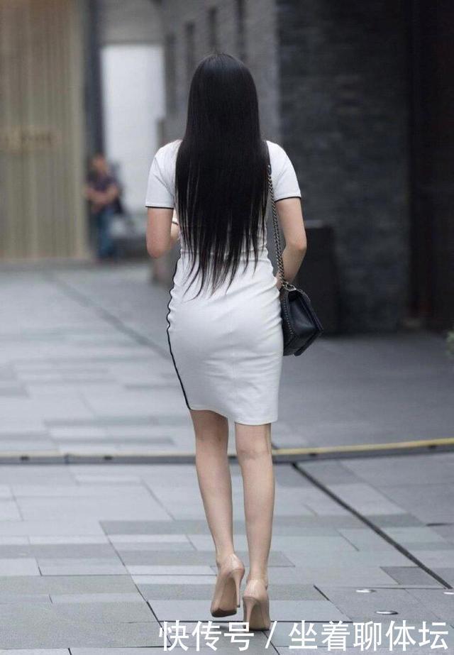 极简风格的白色连衣裙，修身又时髦的穿搭，展示出最完美的自己