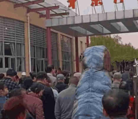 爸爸|幼儿园门口特殊的身影, 让所有人动容, 引来家长和孩子的围观