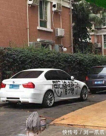 |搞笑GIF:保安很好笑吗?我最鄙视的就是你这种不捐款还在那里哈哈大笑的人