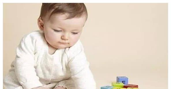 动作|宝宝六个月了,就可以开始早教啦
