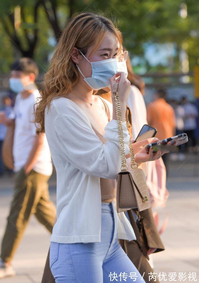 牛仔裤|吊带清凉休闲,卡其色温柔显白,搭配蓝色牛仔裤,青春有活力