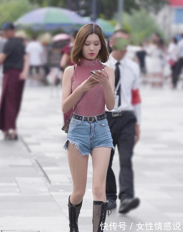 无袖衫 小姐姐穿着灯芯绒的无袖衫,搭配牛仔裤,很青春有活力!