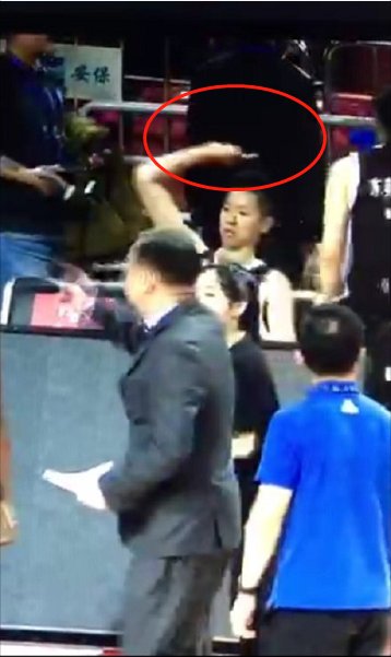 上海隊(duì)|墊腳+怒罵上海領(lǐng)隊(duì)！曾朝球迷豎中指的她，有辱“女阿聯(lián)”的名號(hào)