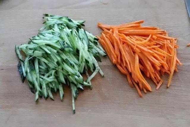 这菜，不炒也不炖，10分钟就做好，1盘不够吃